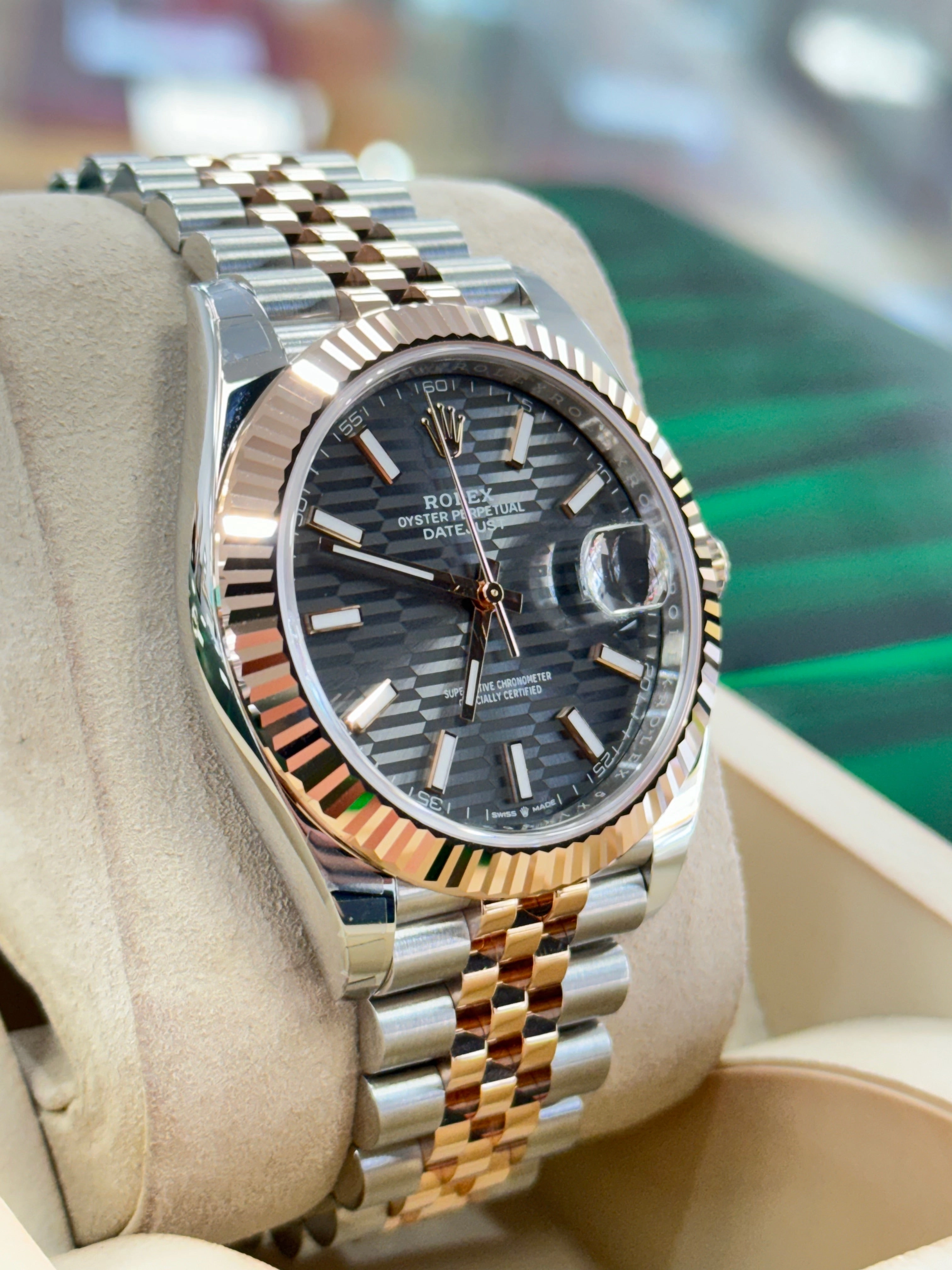 Rolex Datejust 41 126331 GREY MOTIF DIAL Steel/Everrose Box & Papers UNWORN