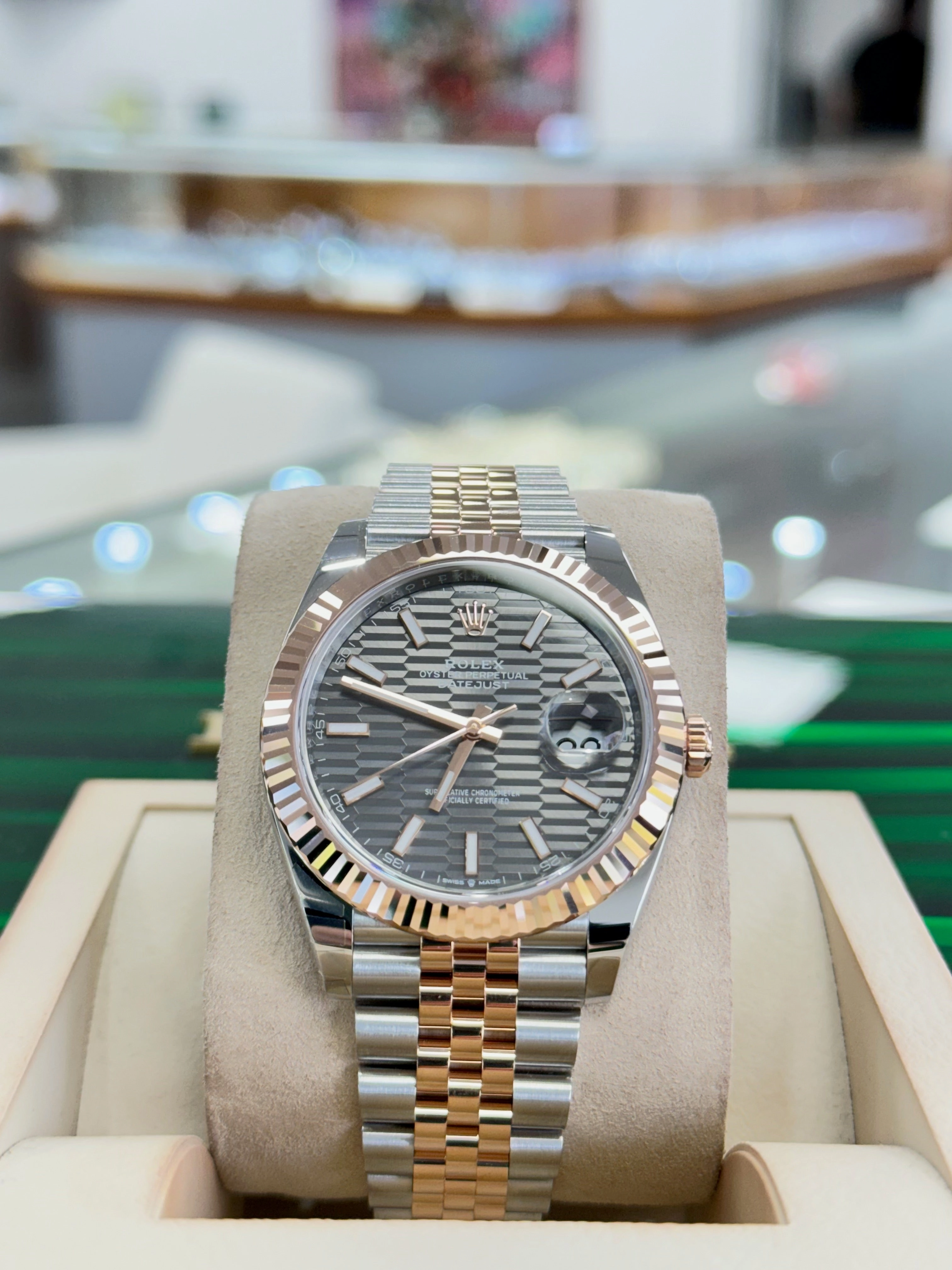 Rolex Datejust 41 126331 GREY MOTIF DIAL Steel/Everrose Box & Papers UNWORN