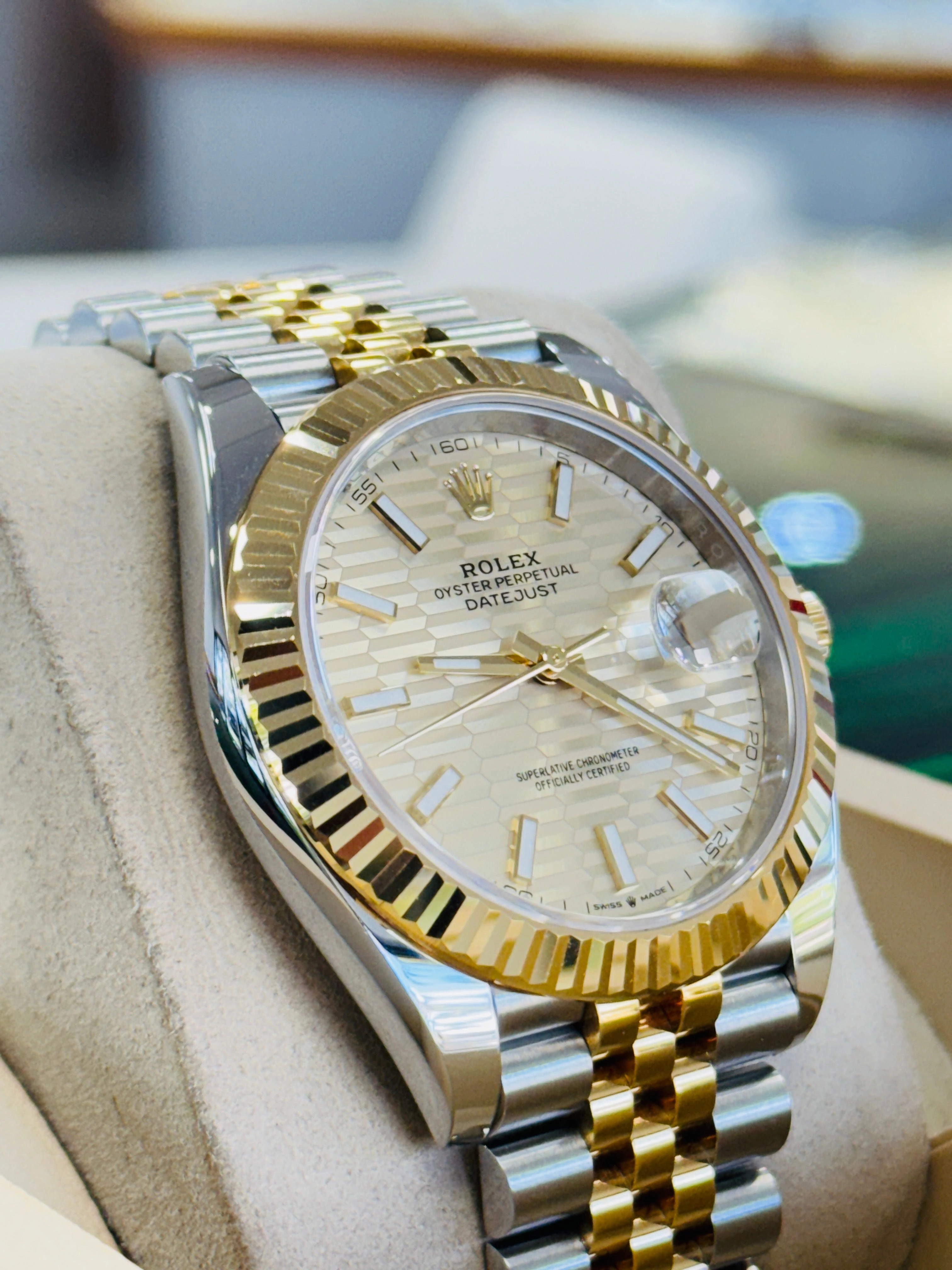 Rolex Datejust 41 126333 Champagne MOTIF Dial Jubilee Yellow Gold Fluted Bezel Box/Papers MINT