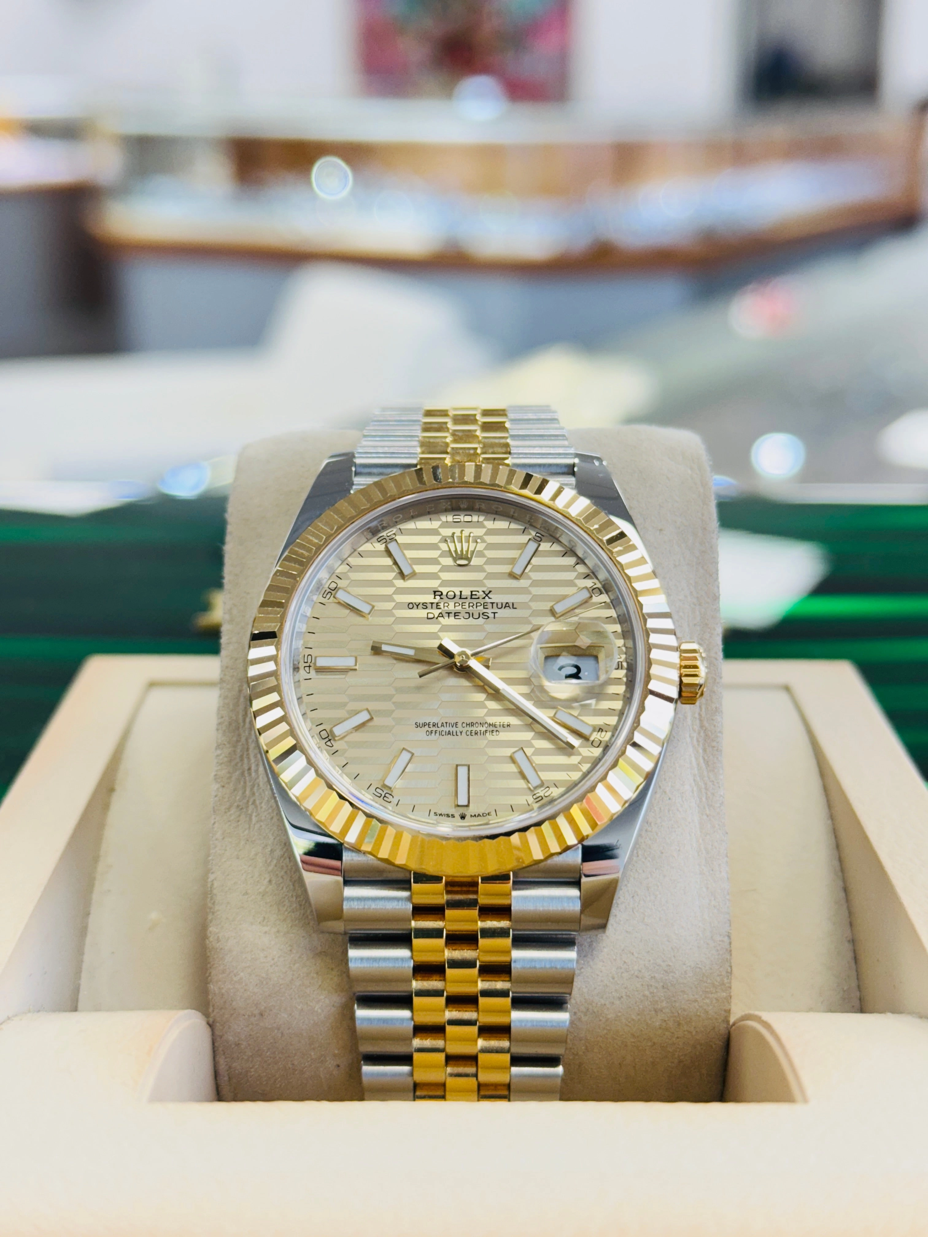 Rolex Datejust 41 126333 Champagne MOTIF Dial Jubilee Yellow Gold Fluted Bezel Box/Papers MINT