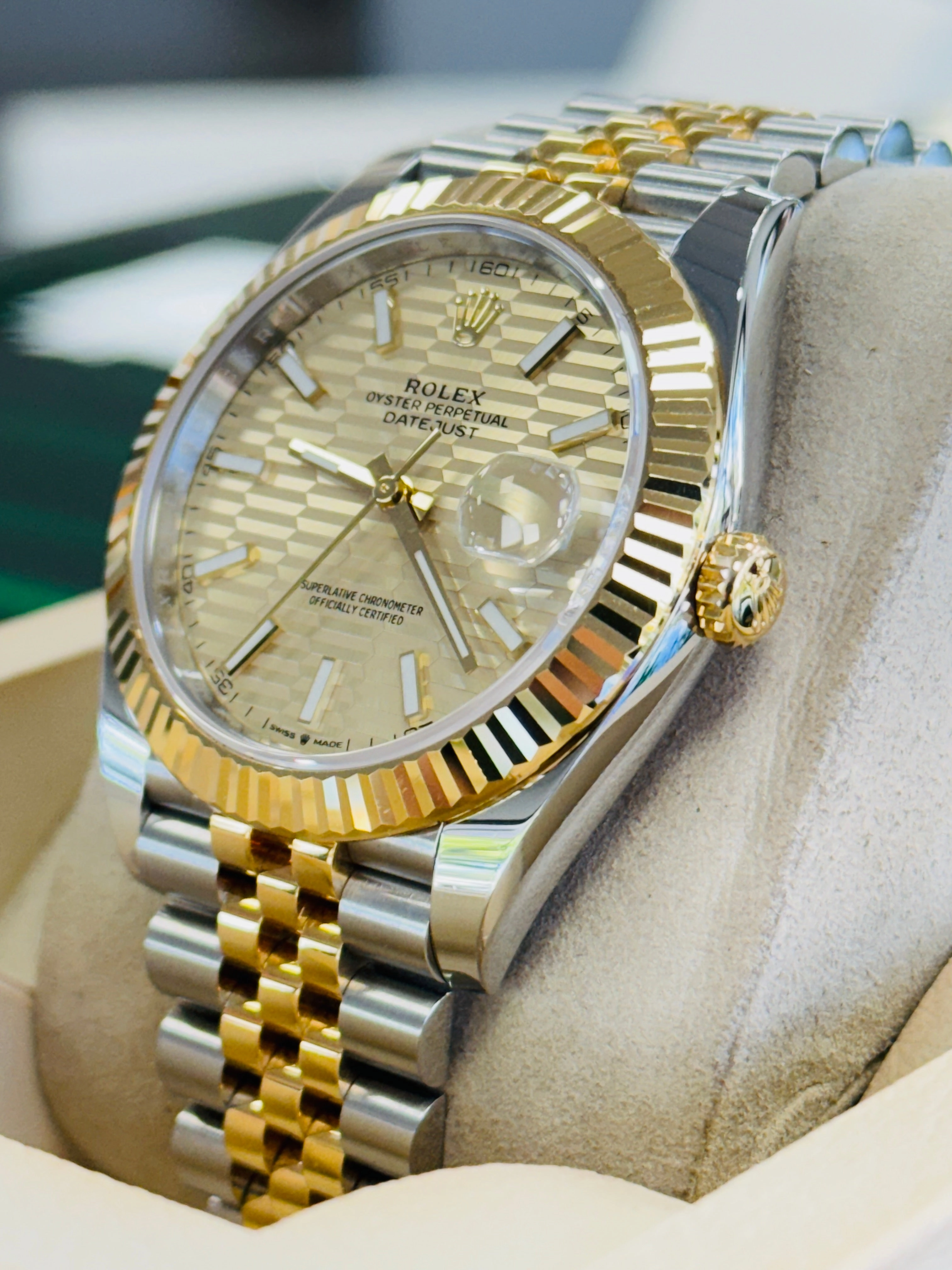 Rolex Datejust 41 126333 Champagne MOTIF Dial Jubilee Yellow Gold Fluted Bezel Box/Papers MINT