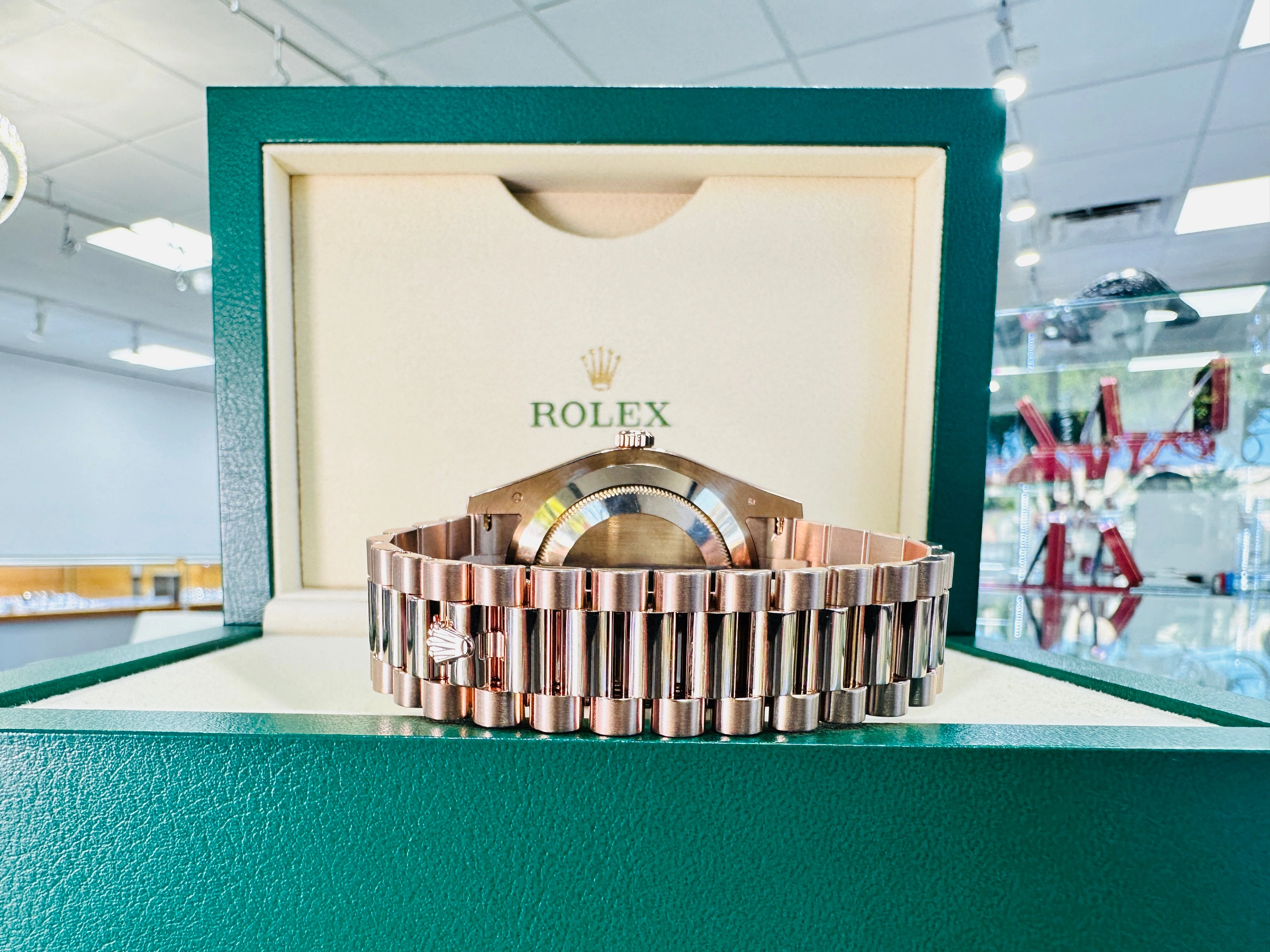 Rolex Day-Date II 218235 41 EverRose Rose Roman PreOwned