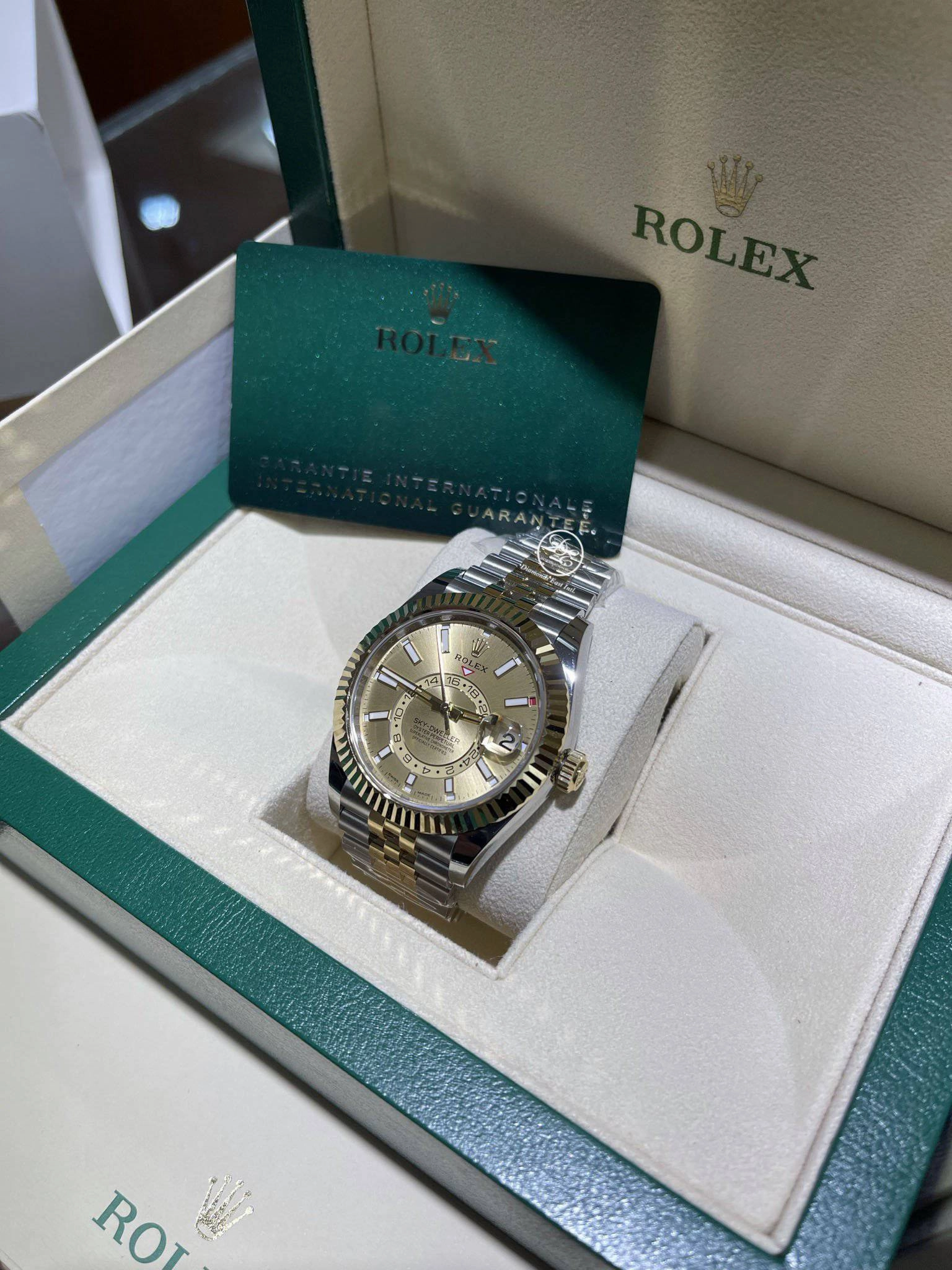 Rolex Sky-Dweller 326933 Champagne Dial 18k yellow Gold/ ss Jubilee MINT
