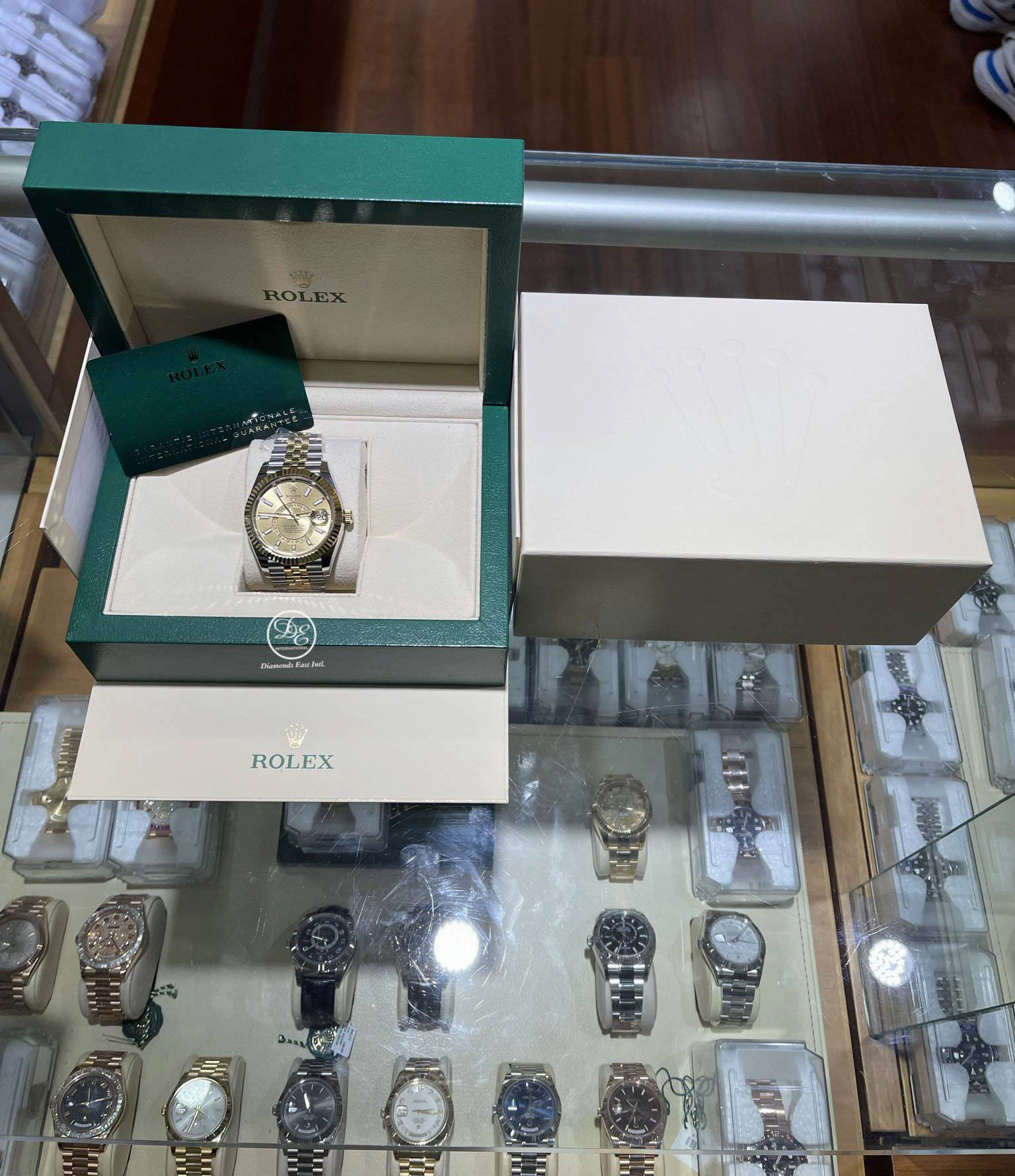 Rolex Sky-Dweller 326933 Champagne Dial 18k yellow Gold/ ss Jubilee MINT